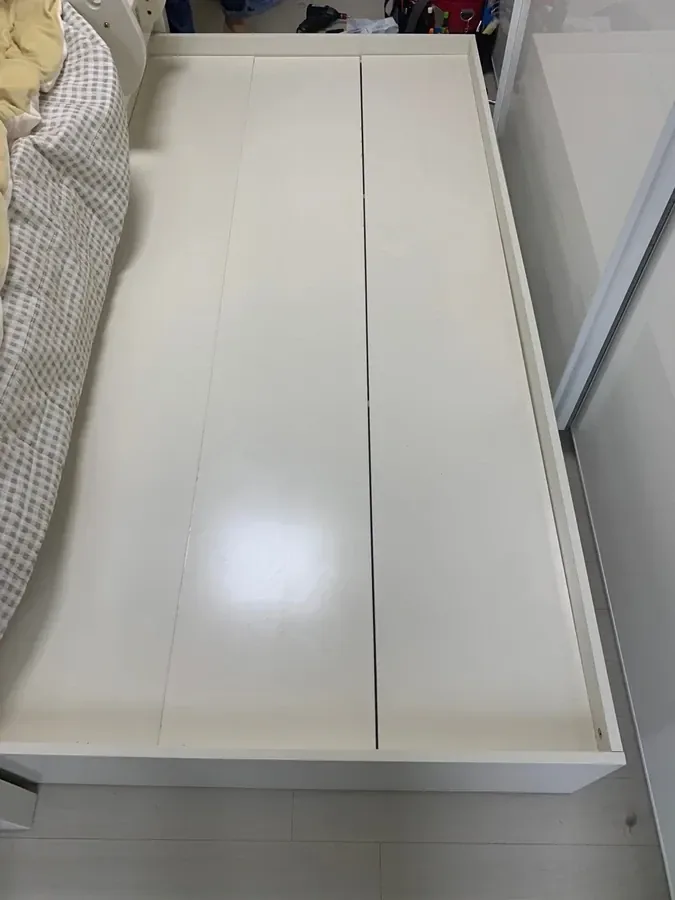 침대 프레임 가구 수리 작업 현장